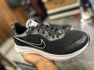 کفش اسپورت NIKE مشک�ی تمام با کیفیت بسیار سبک و راحت